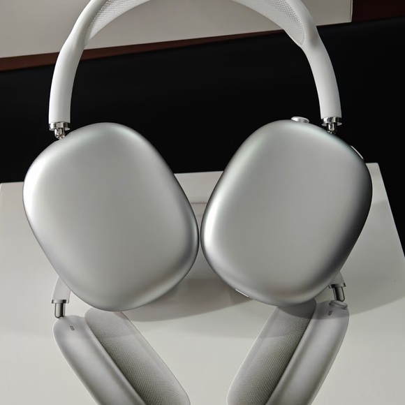 Apple AirPods Max in White with Case usb-c - Picture 3 of 6